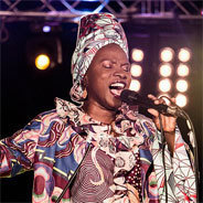 Die Singer-Songwriterin Angélique Kidjo aus Benin