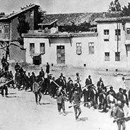 Armenier werden im April 1915 von osmanischen Soldaten in ein Gefangenenlager gebracht