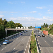 Romeo und Julia an der Autobahnbrücke.