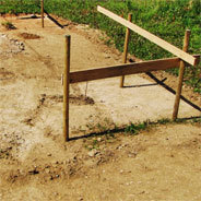 Auf einer stillgelegten Baustelle wird der Baulöwe Lummermann tot aufgefunden. Kriminalhauptkommissar Haas übernimmt den Fall