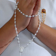 Nike spricht mit Gott über ihre hörgeschädigte Schwester Henne 