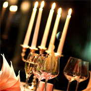 Obwohl seine Frau ihn verlassen hat, richtet Edward Chamberlayne eine "Cocktailparty" aus