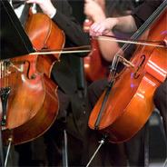 Die Cellistin Sol Gabetta spielt den Solopart 