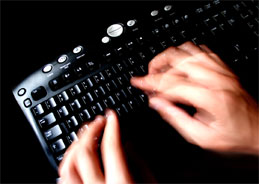 Die Journalistin Hilde Eckert mischt sich unter die Burschenschaftlern, um mehr über einen Sprengstoffanschlag zu erfahren