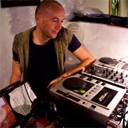 DJ Nartak sorgt bei Klassik Radio mit chilligen Sounds für Entspannung