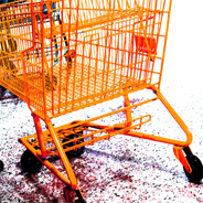 Pauline und Peter wollen beim Einkaufswagenrennen mitmachen