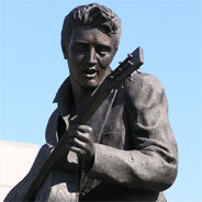 Der King of Rock`N`Roll, Elvis Presley thematisiert in seinen Konzerten auch unangenehme Themen. 