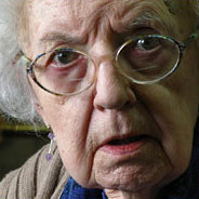 Großmutter Auguste nimmt sich während einer Stromsperre die Zeit aus ihrem Leben zu erzählen