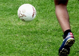 George, Familienvater und Trainer eines Fußballclubs, gibt alles, um den Verein vor dem Aus zu retten...