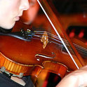 Die Solistin des Abends ist die Violinistin Júlia Pusker 