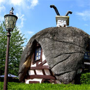 Zwerg Snoof hat wegen seiner Größe Probleme und stößt jedes Mal an die Hütte seines Hauses