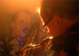 Die Jazzrausch Bigband brachten zum Rudolstadt Festival Werke mit Jazz und Techno, die zum Tanzen einladen