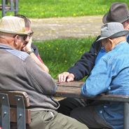 Zwei Männer begegnen sich zufällig und lernen sich kennen