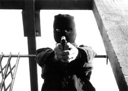 Die Frau des Polizeibeamten Lutz ist eine Bankgeisel, was wird er tun?