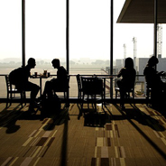 Jan Peters geht 14 Jahre später auf dem Londoner Flughafen Heathrow auf Spurensuche, nach einer älteren Dame, wahrscheinlich irischer Herkunft