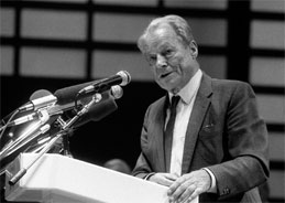 Willy Brandt und sein SPD-Kabinett überstanden ein Misstrauensvotum und Neuwahlen - die Affäre um den Spion Günter Guillaume brachte sie schließlich zu Fall 
